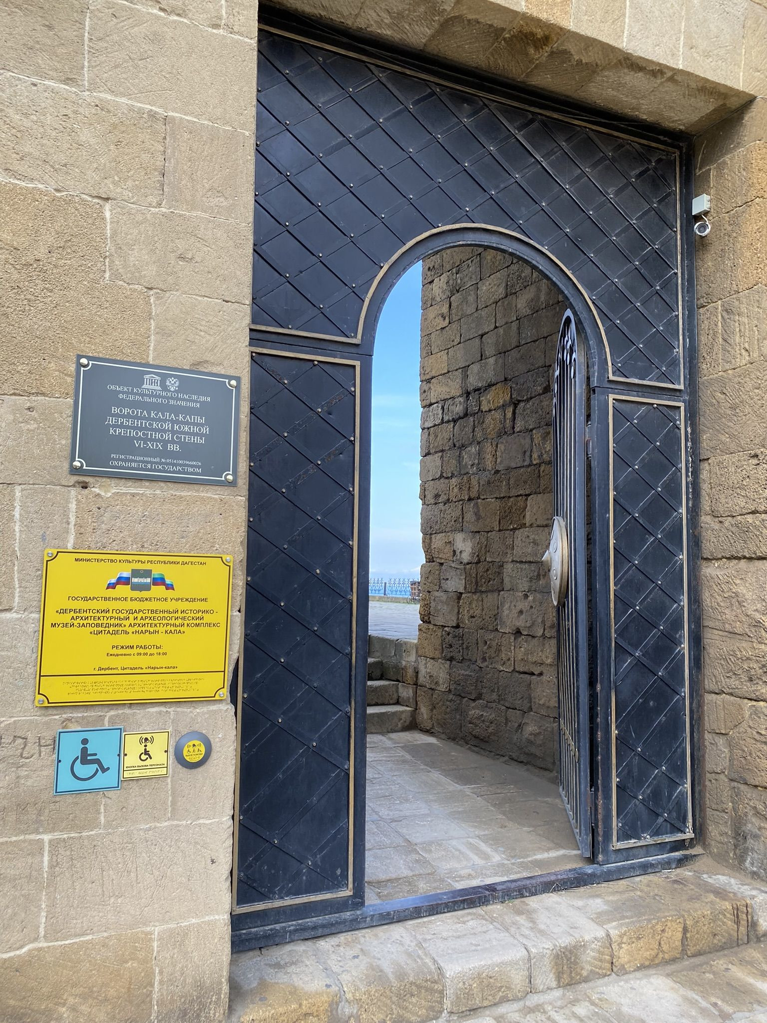 Крепость Нарын-Кала, входная дверь – фотографии России