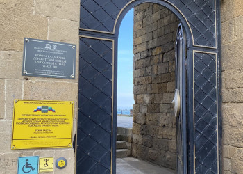 Крепость Нарын-Кала, входная дверь – фотографии России