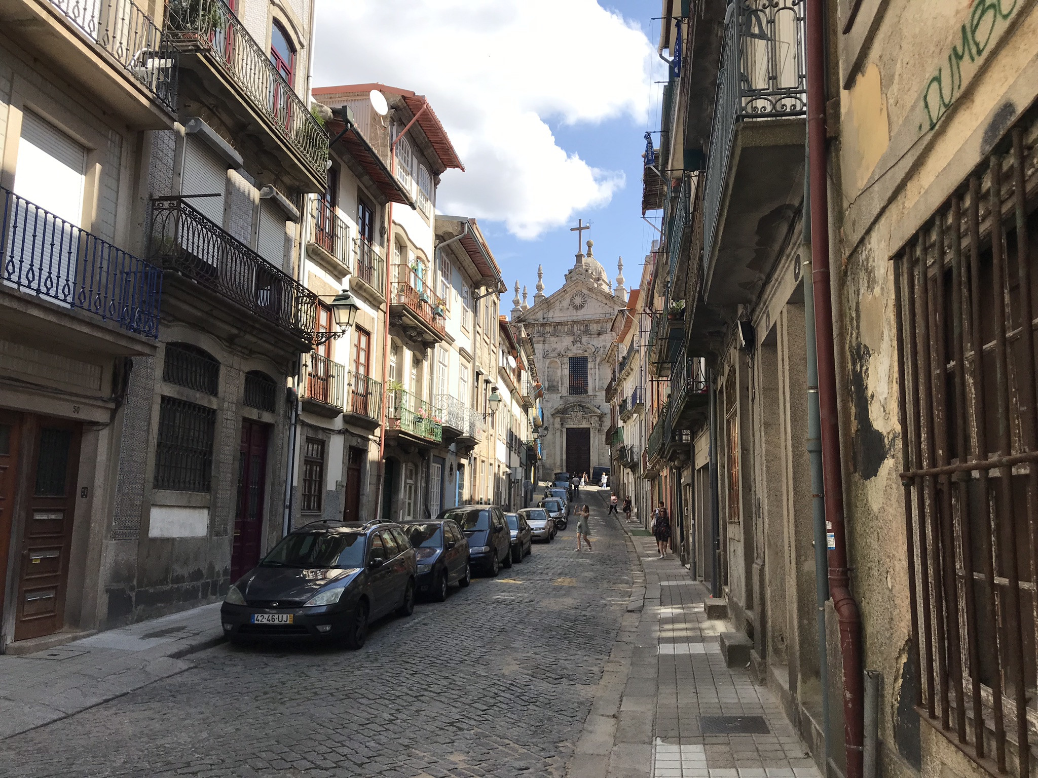 Красивая старая церковь в конце колоритной улочки, Порту – фотографии Португалии