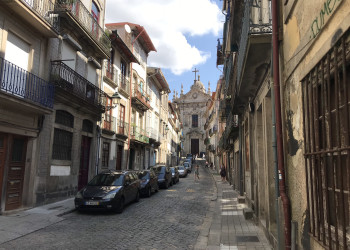 Красивая старая церковь в конце колоритной улочки, Порту – фотографии Португалии