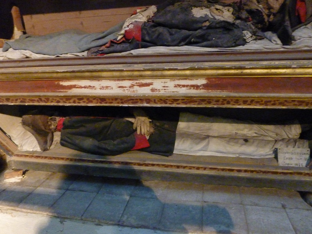 Когда родственники переставали отправлять деньги монахам катакомб, тело откладывалось на полку – фотографии Италии