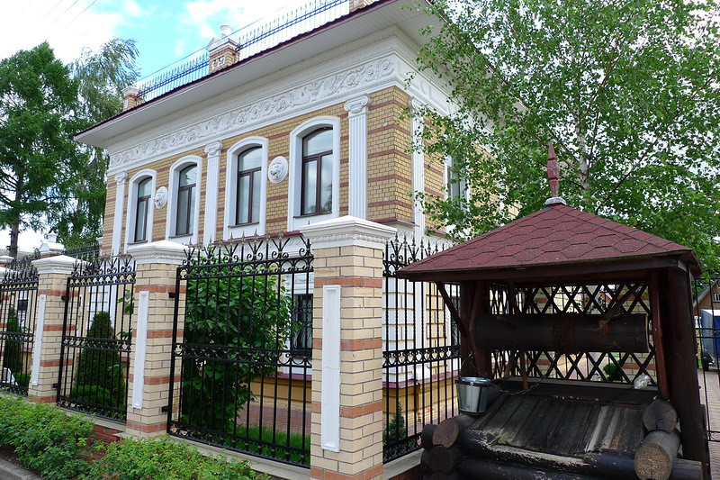 Дом со львами, село Вятское – фотографии России