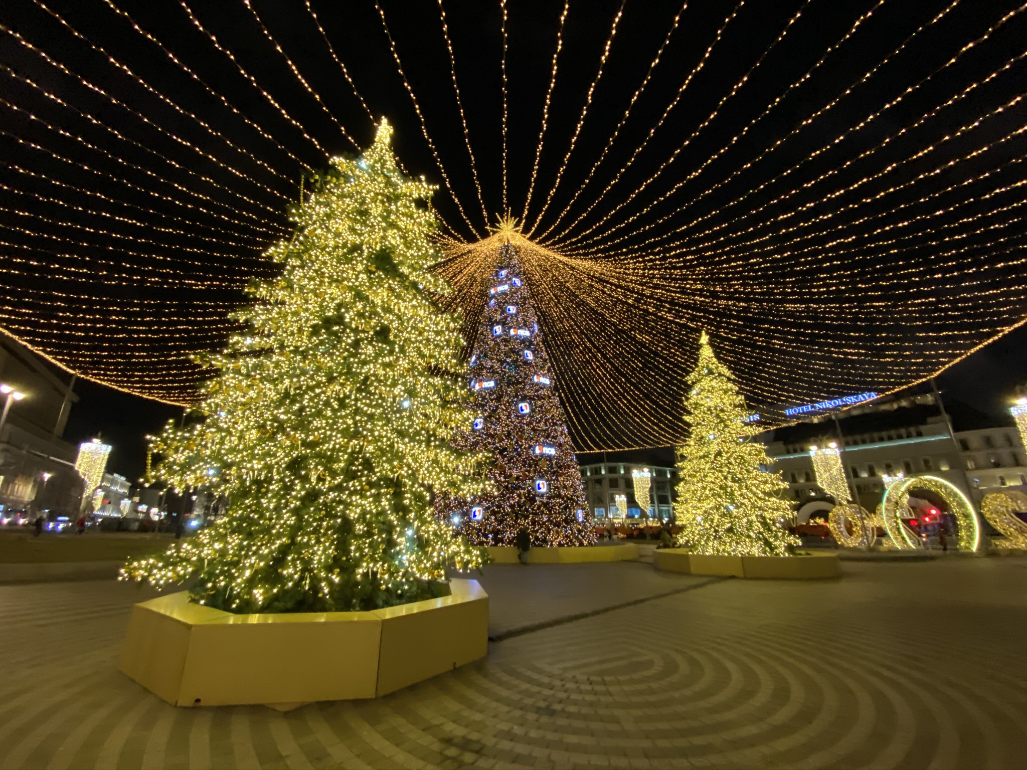 Ёлка на Лубянке в новогодние дни в Москве – фотографии России