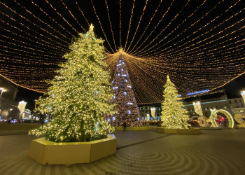 Ёлка на Лубянке в новогодние дни в Москве – фотографии России