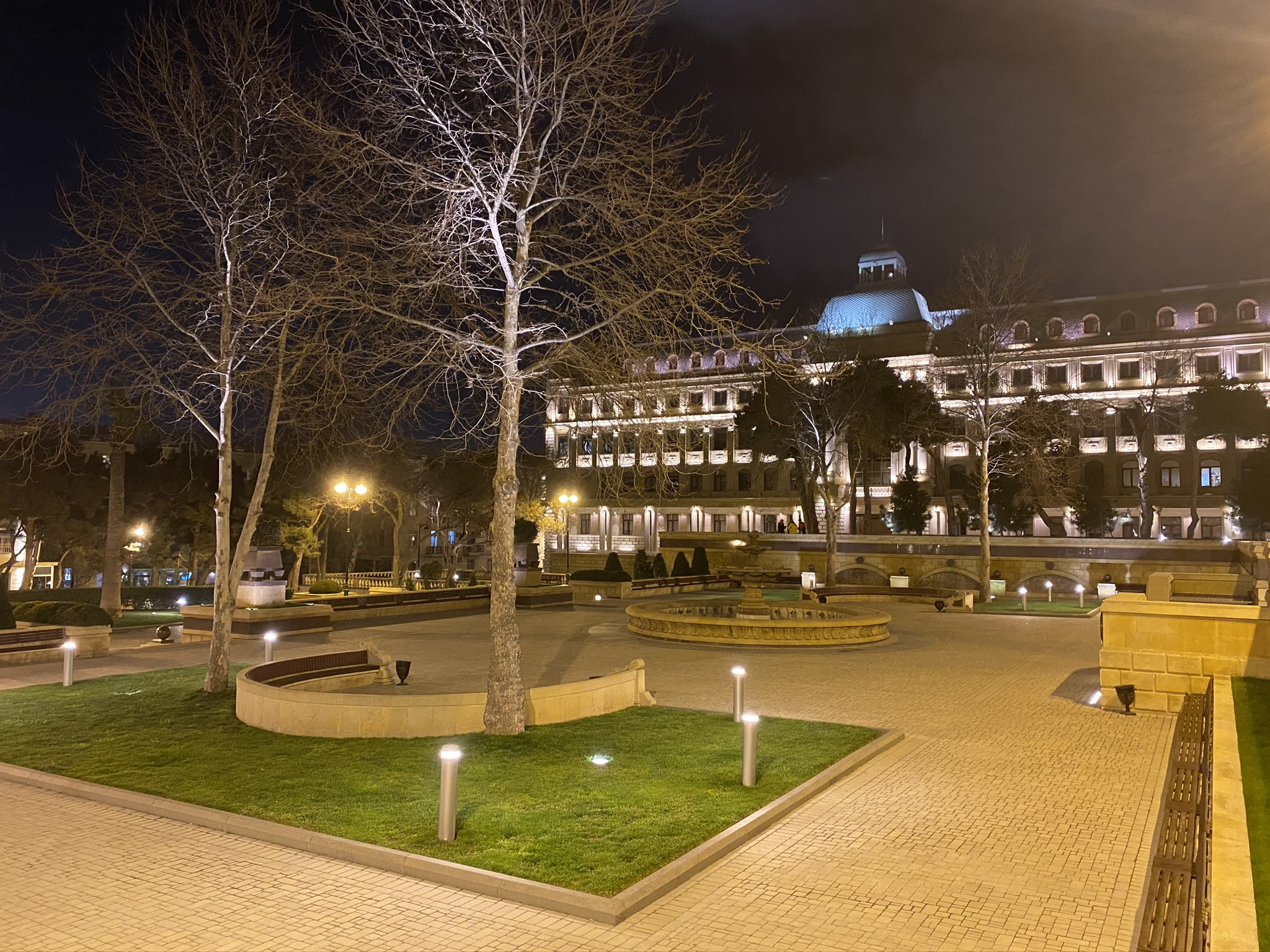 Ночной сквер возле Национального Музея Искусств в Баку – фотографии Азербайджана