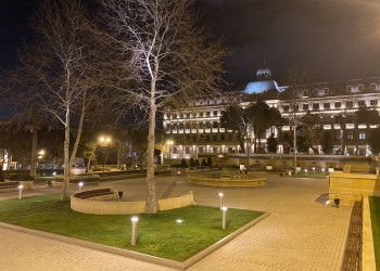 Ночной сквер возле Национального Музея Искусств в Баку – фотографии Азербайджана