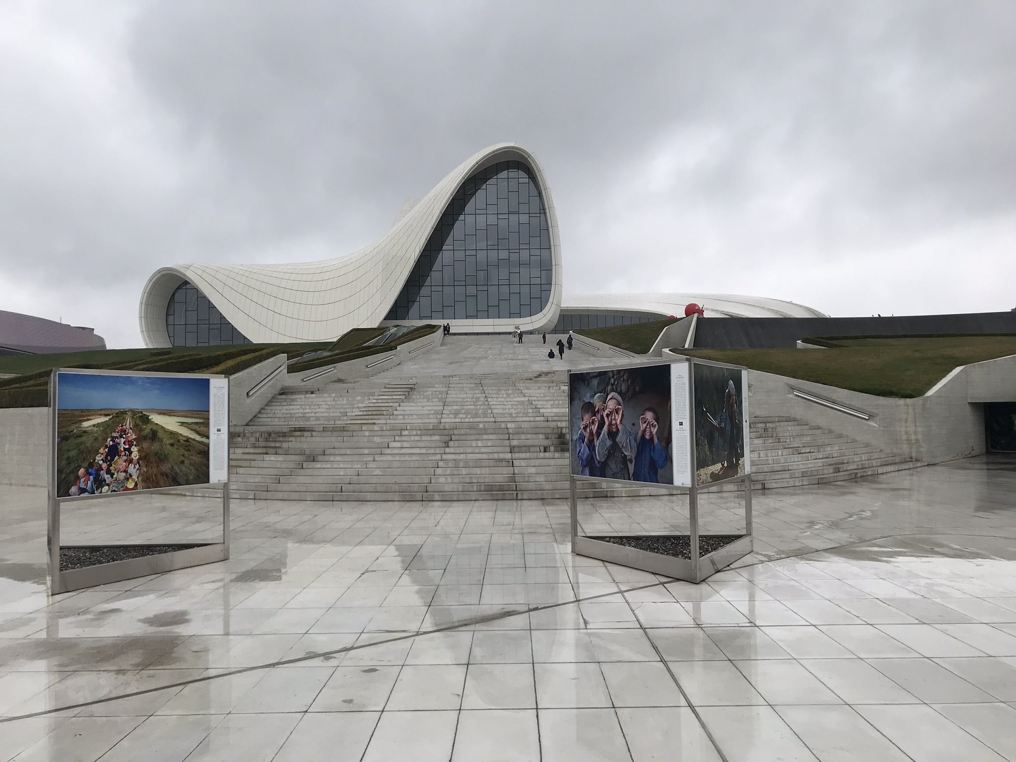 Центр Гейдара Алиева, вид на главную лестницу – фотографии Азербайджана