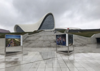 Центр Гейдара Алиева, вид на главную лестницу – фотографии Азербайджана