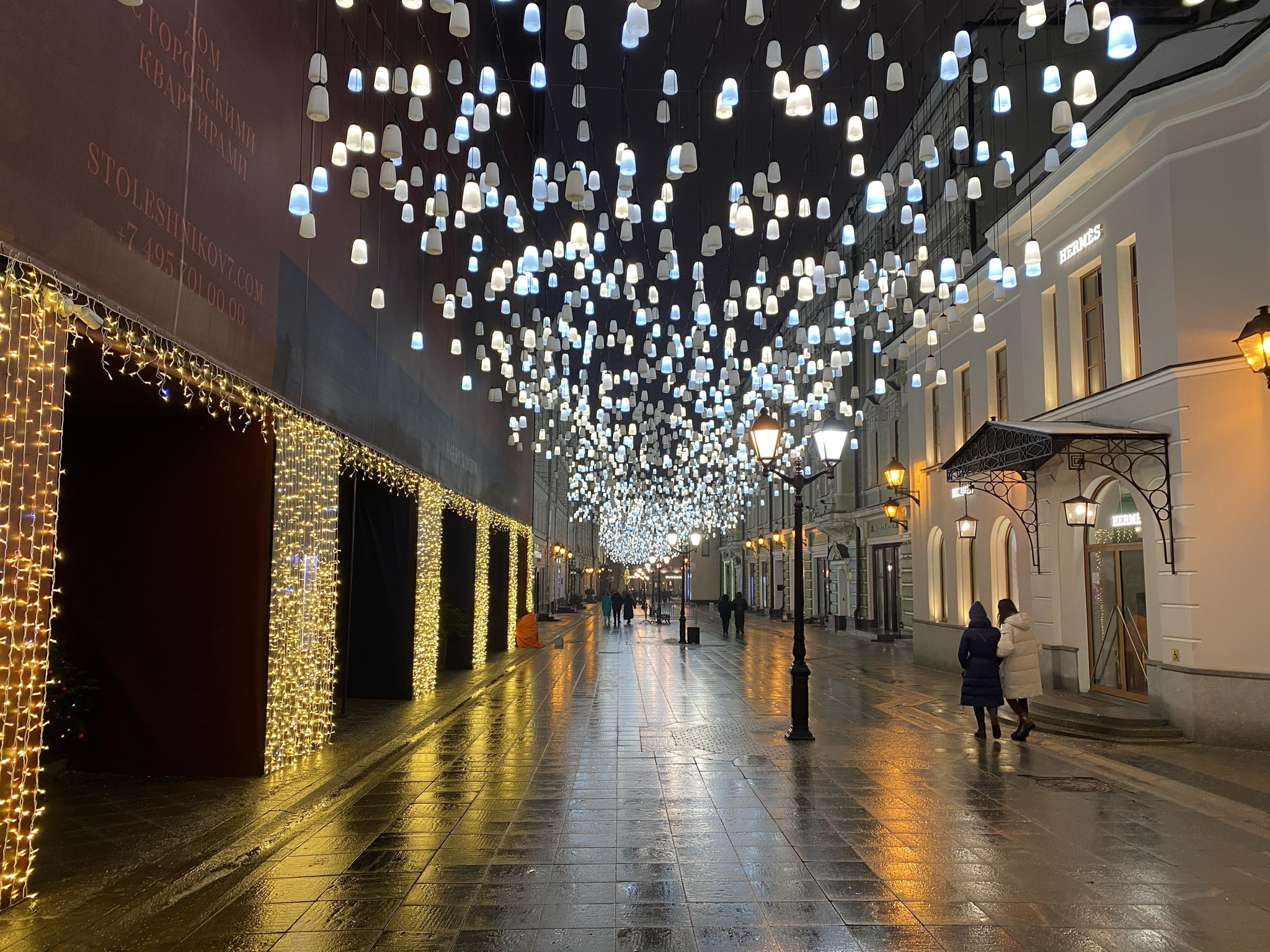 Столешников переулок в Москве, новогодняя ночь 31 декабря 2020 – фотографии России