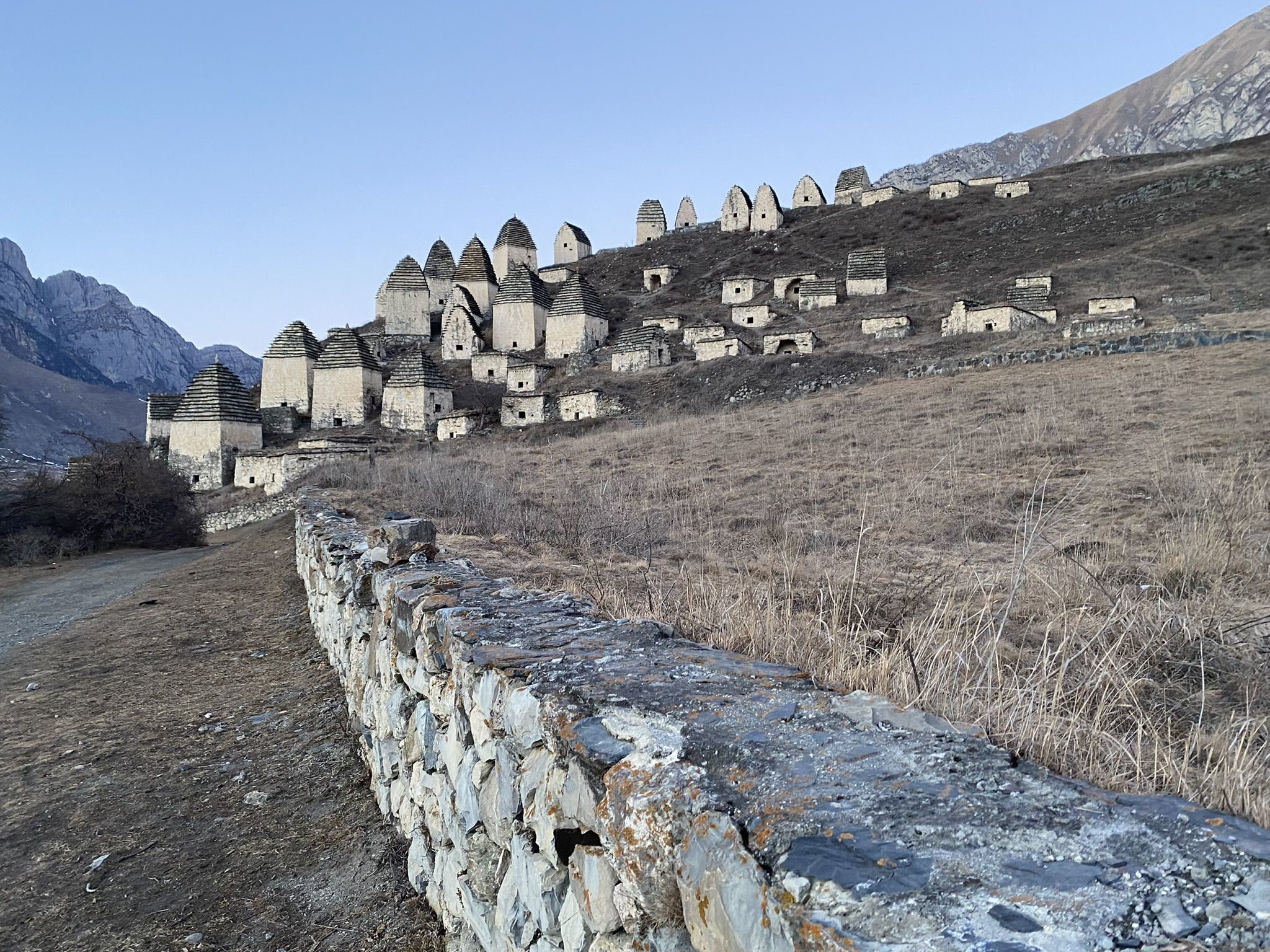 Даргавс, город Мёртвых, вид со стороны – фотографии России