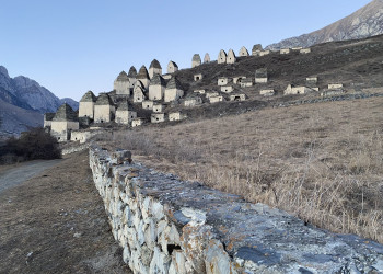 Даргавс, город Мёртвых, вид со стороны – фотографии России