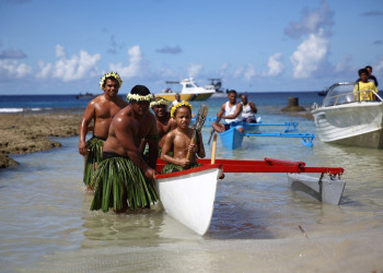 Жители племен катаются на лодке. Остров Науру – фотографии Науру