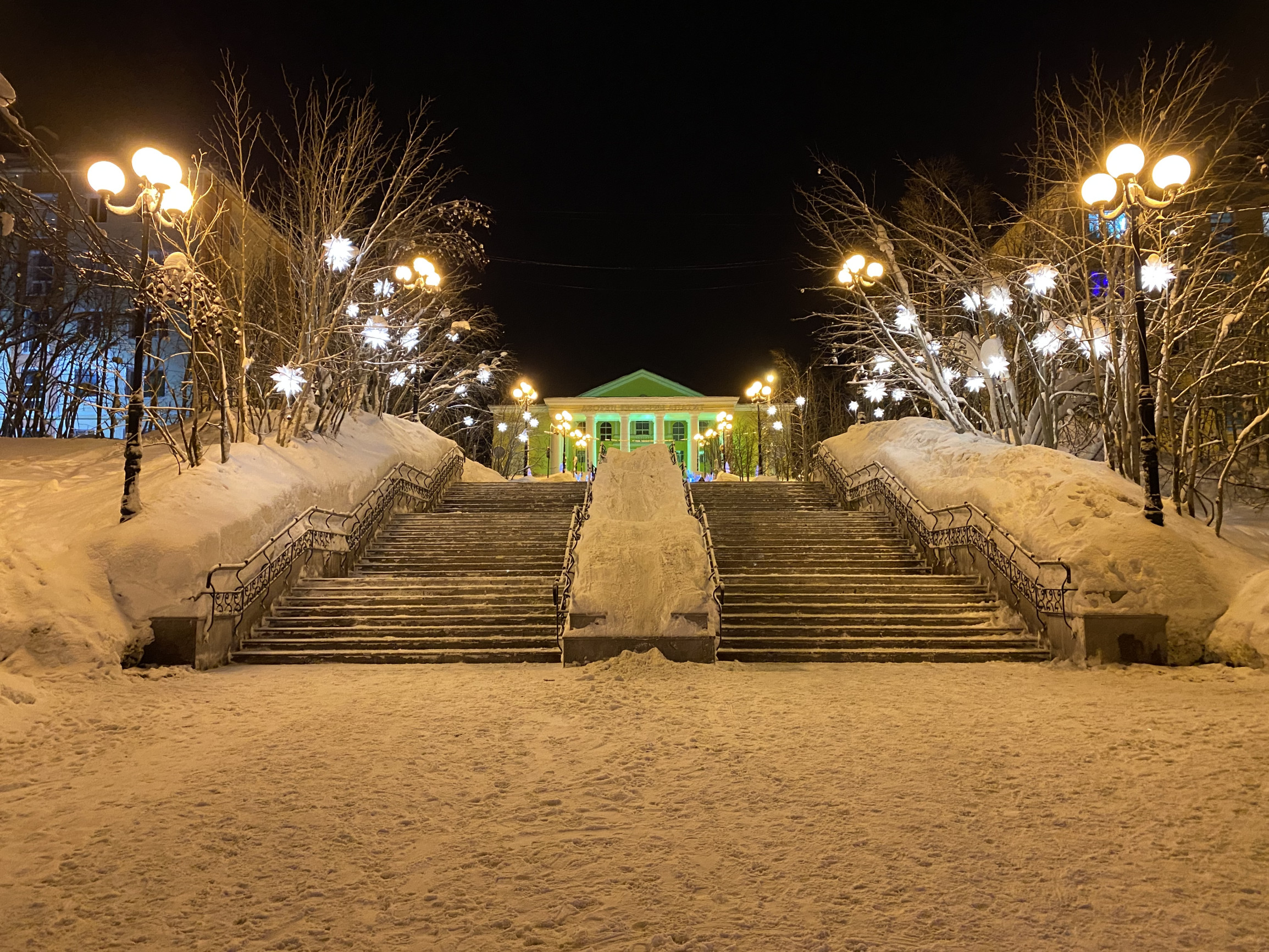 Вид на дом культуры в Кировске со стороны Курортного бульвара – фотографии России