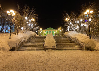 Вид на дом культуры в Кировске со стороны Курортного бульвара – фотографии России