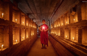 Начинающий буддийский монах учится в древнем храме Багана – фотографии Мьянмы