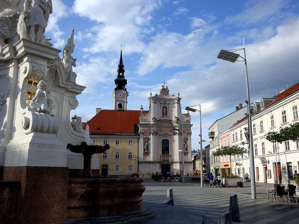 Ратушная площадь (Rathausplatz) в Санкт-Пёльтене – фотографии Австрии