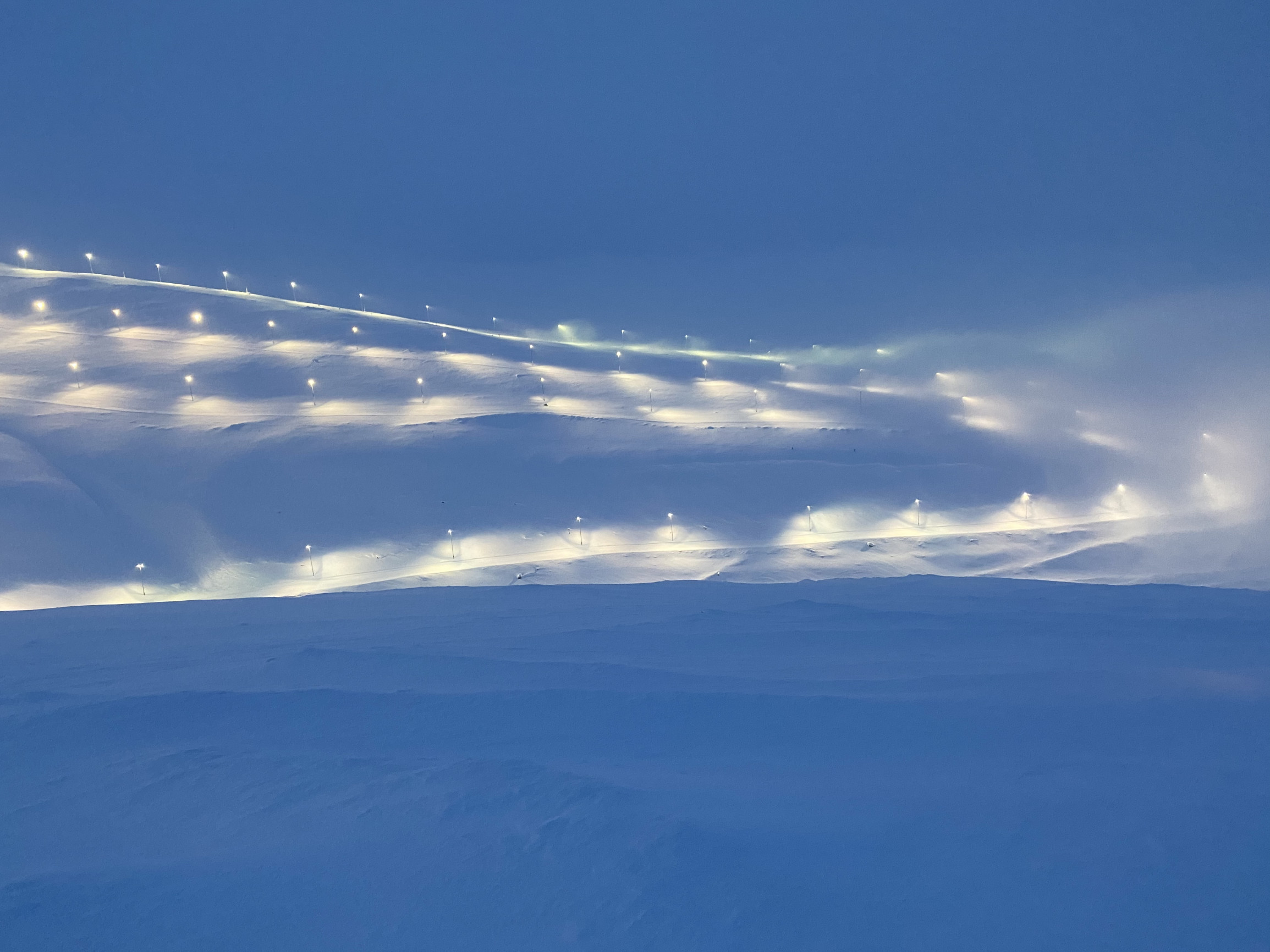 Освещенный южный склон в ветреную погоду на курорте Большой Вудъявр – фотографии России