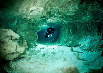 Кристально чистая вода пещеры Орда (Orda Cave) в Пермском крае, Россия – фотографии России