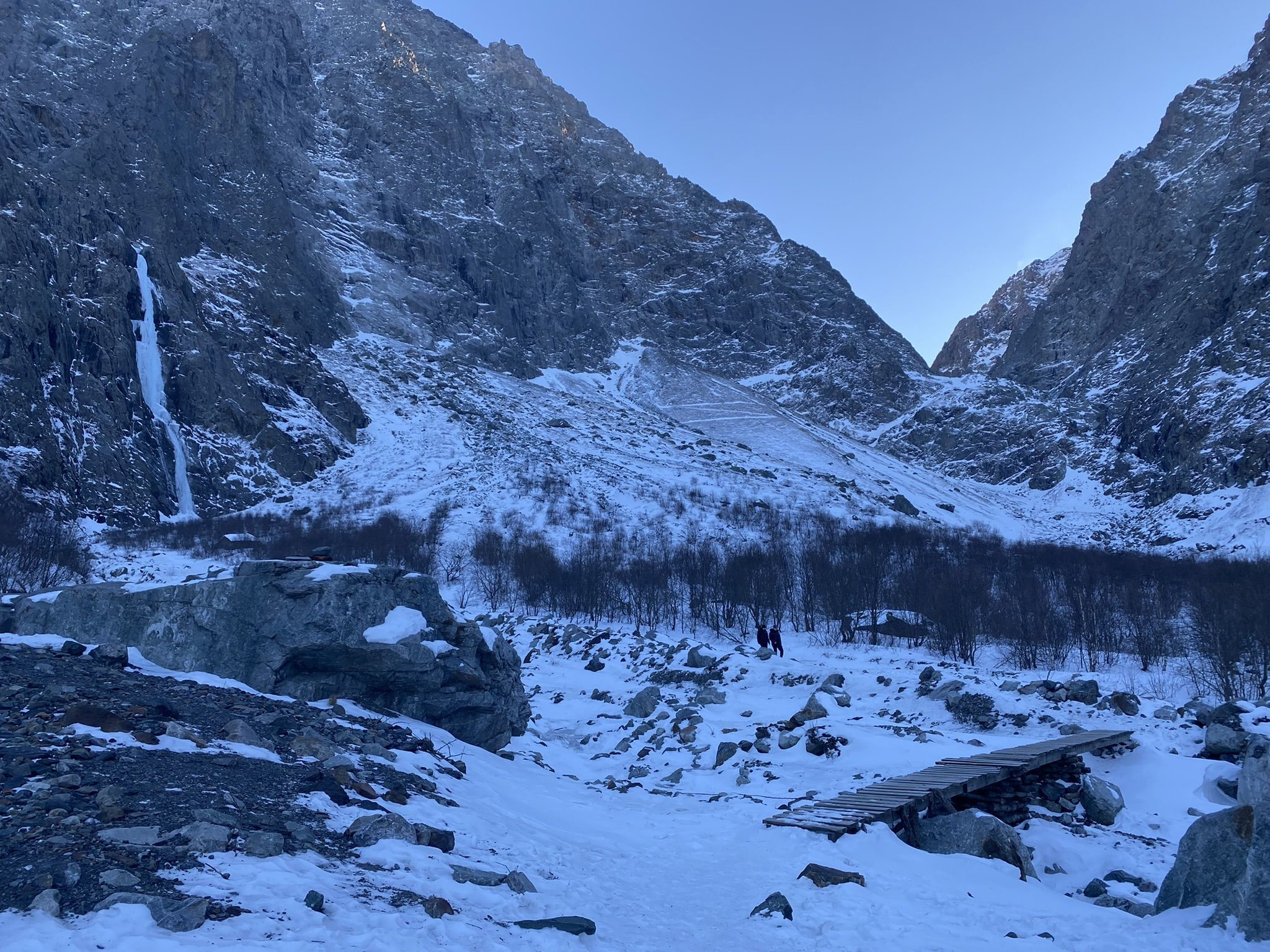 Водопад Малый Зейгалан зимой – фотографии России