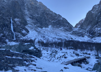 Водопад Малый Зейгалан зимой – фотографии России