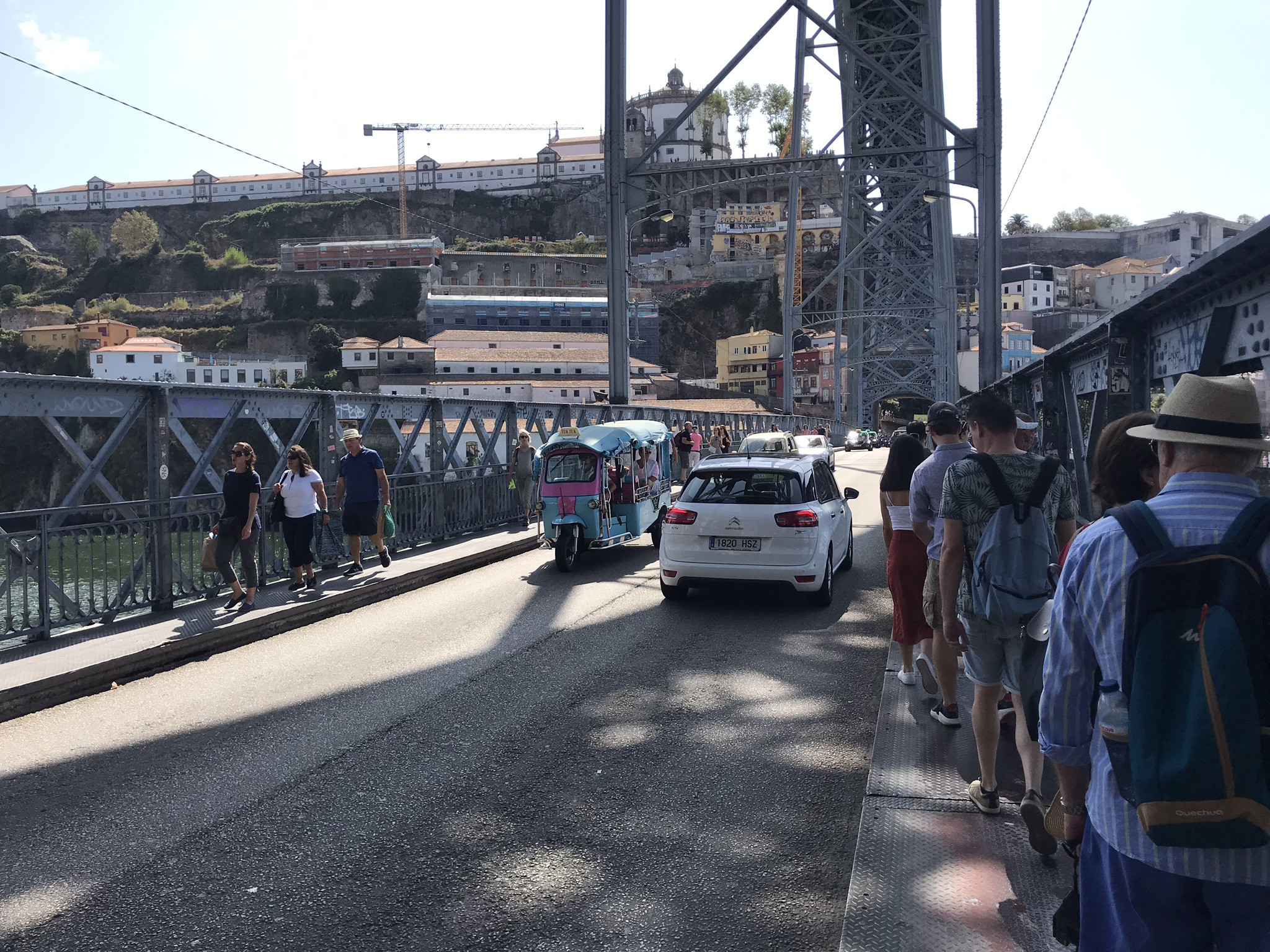 Прогулка по нижней части моста Понти-ди-Дон-Луиш I – фотографии Португалии