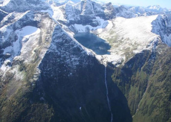 Заснеженные вершины Восточных Саян на заднем фоне фото – ну просто праздничная открытка! – фотографии России