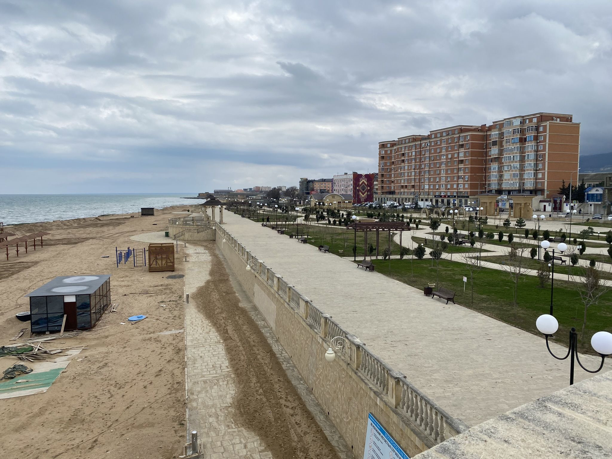 Набережная в Приморском парке Дербента, март 2022 года – фотографии России