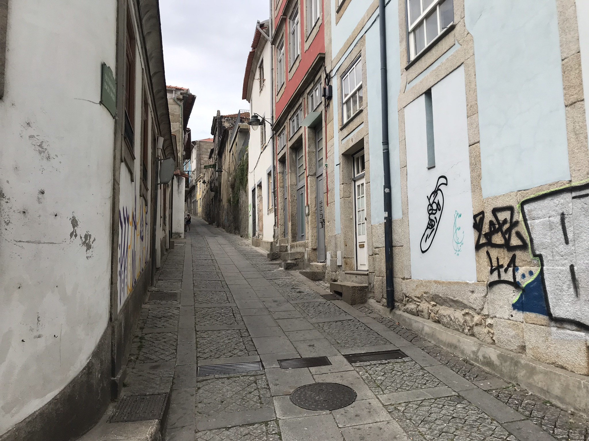 Гуляем по узким улочкам старой части Порту – фотографии Португалии