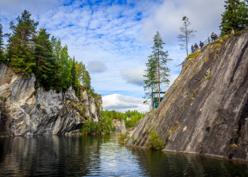 Пещеры Рускеала расположены в районе Карелии, Россия – фотографии России