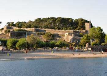 Пляж рядом с Замком Монтерреал в Байоне, Испания – фотографии Испании