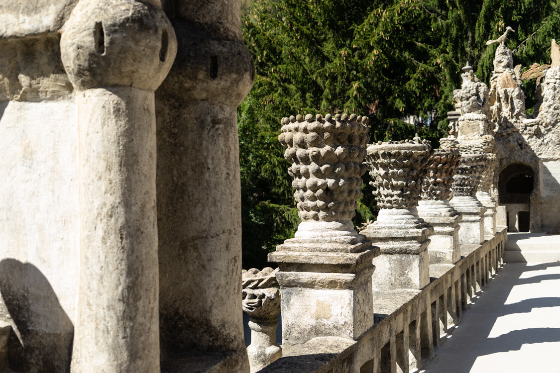 Каждый день почтальон прокладывает свой путь через место, где находит камни, ночью с помощью корзины – фотографии Франции