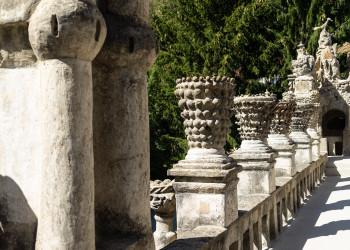 Каждый день почтальон прокладывает свой путь через место, где находит камни, ночью с помощью корзины – фотографии Франции