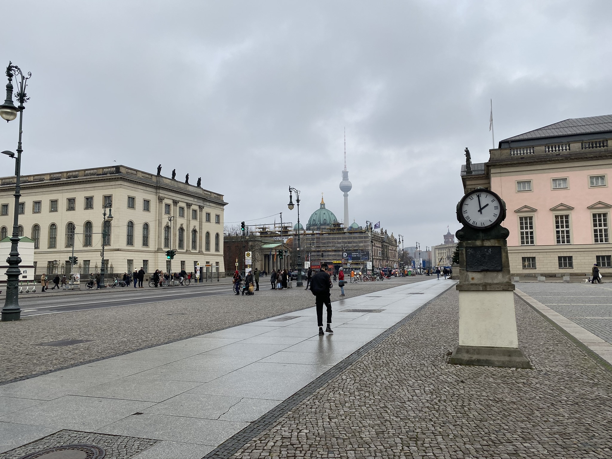 Часы на площади Бебельплац – фотографии Германии