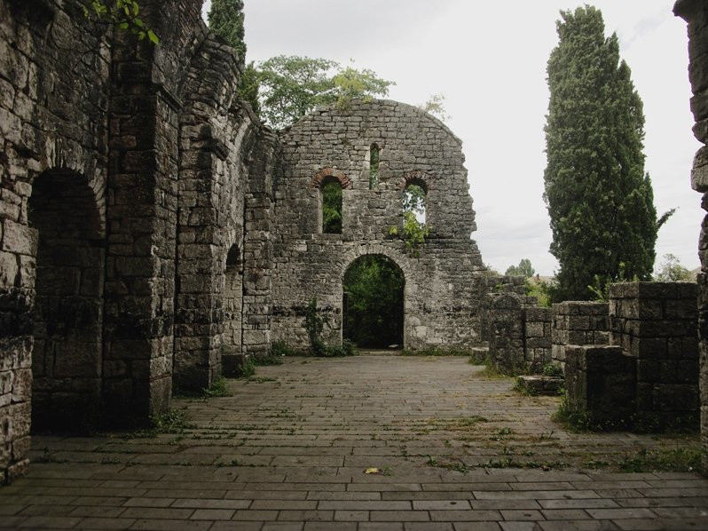 Цандрыпшский храм, построенный в VI веке – фотографии Абхазии