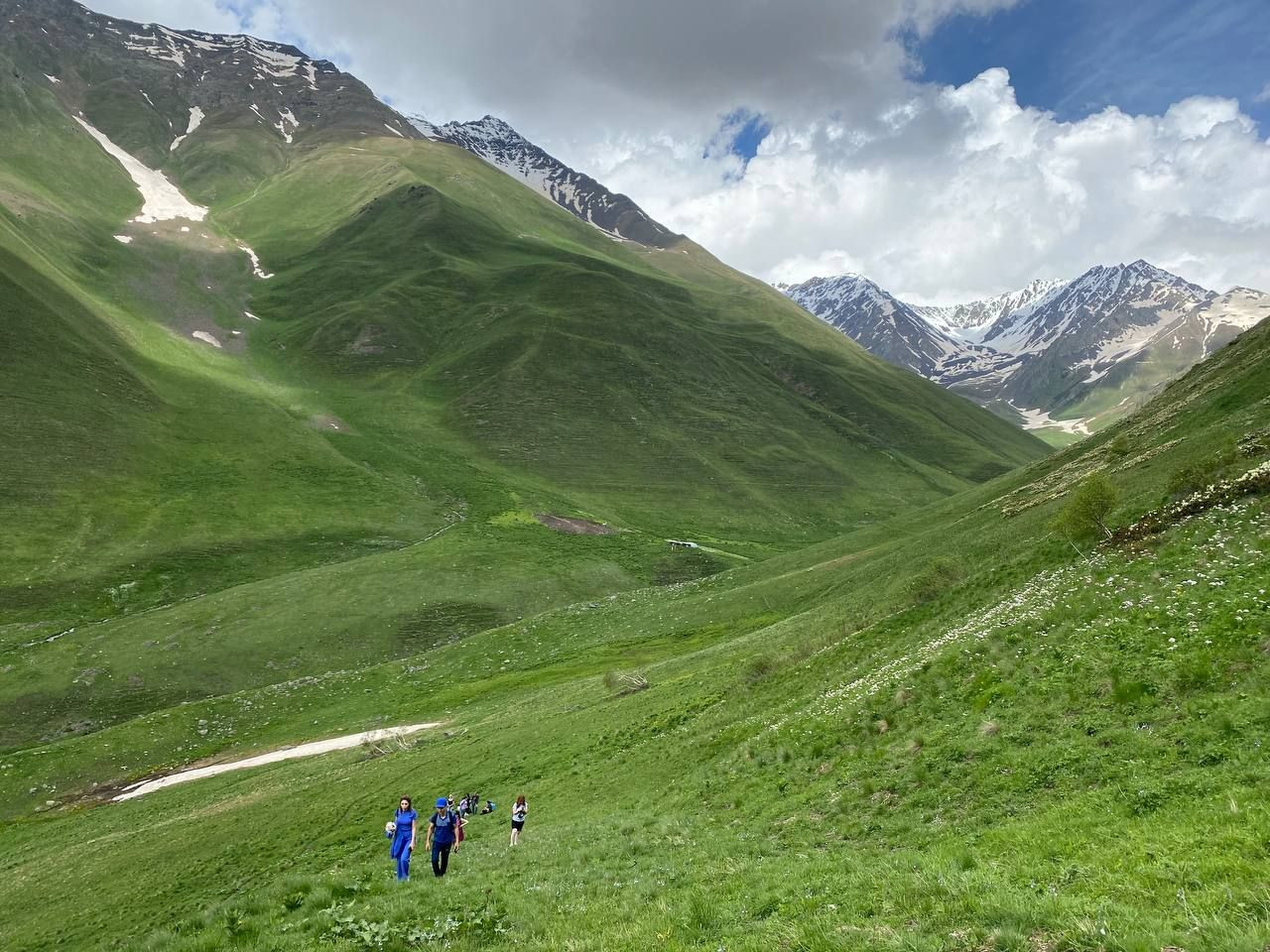 Пейзажи ущелья Цмиаком в Северной Осетии – фотографии России