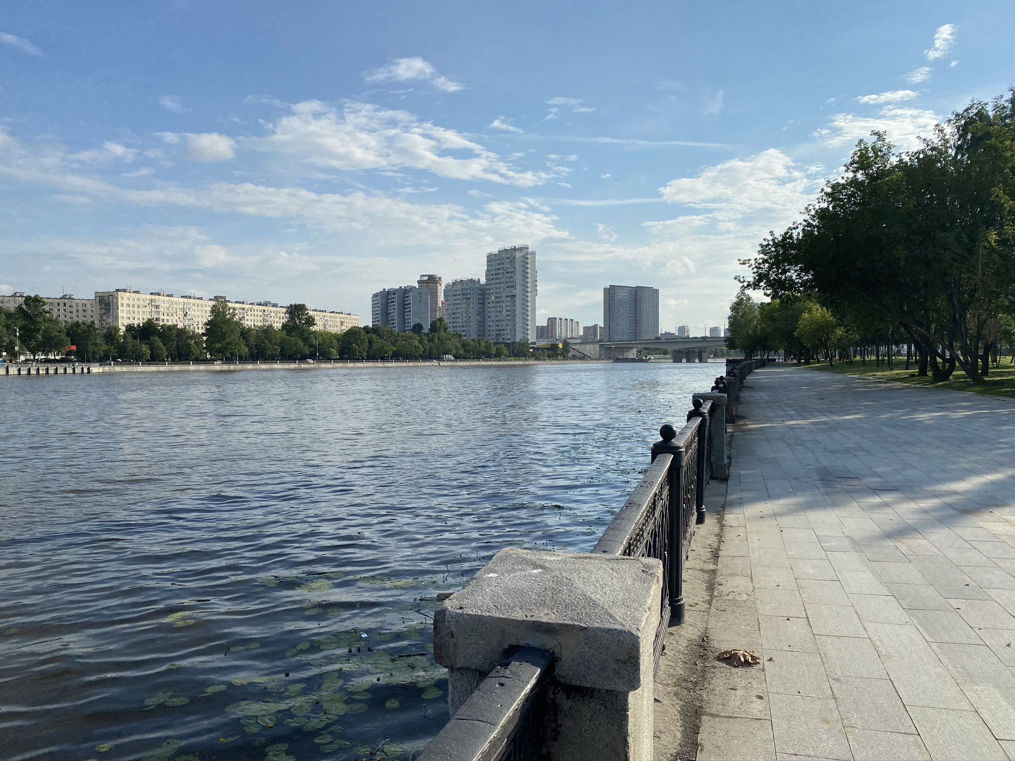 Южный речной вокзал, вид на Нагатинскую набережную (она через реку) – фотографии России