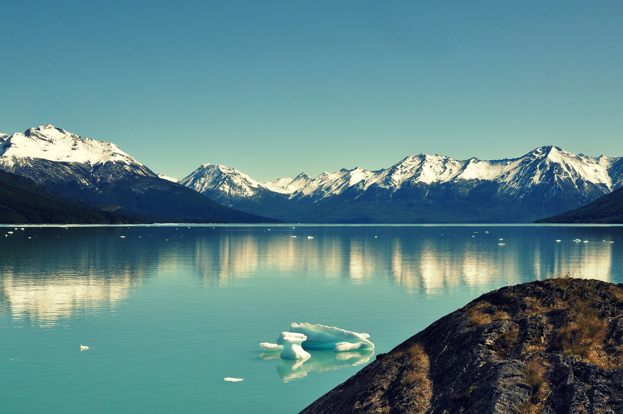 Отражение гор в воде. Эль Калафате. Аргентина. – фотографии Аргентины