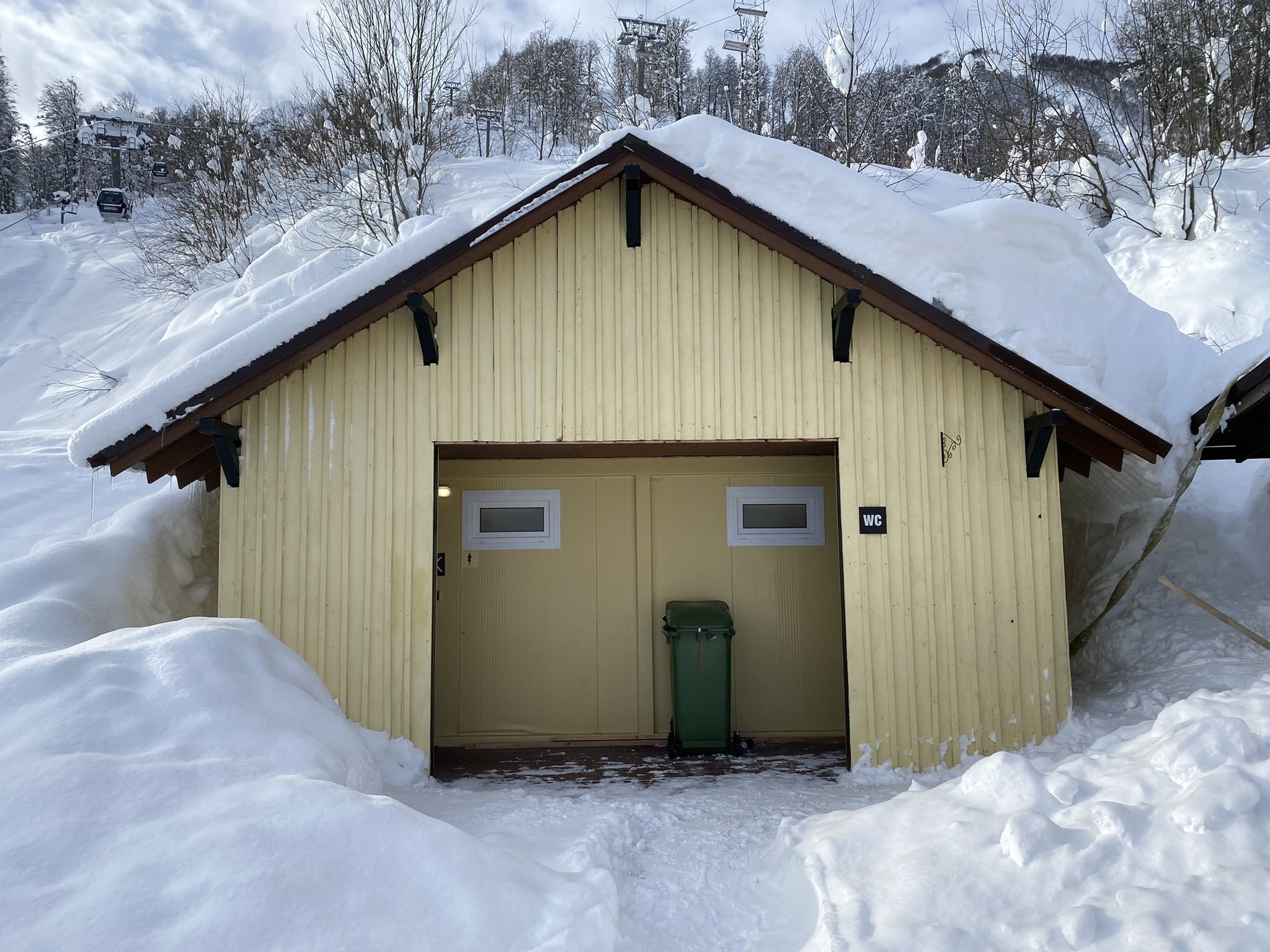Уличный туалет общего пользования на Роза Хутор – фотографии России