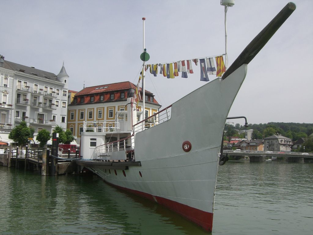 Теплоход на берегу Аттерзее озера. Гмунден. Австрия – фотографии Австрии