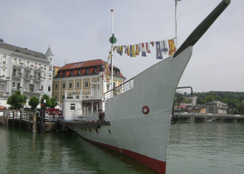 Теплоход на берегу Аттерзее озера. Гмунден. Австрия – фотографии Австрии