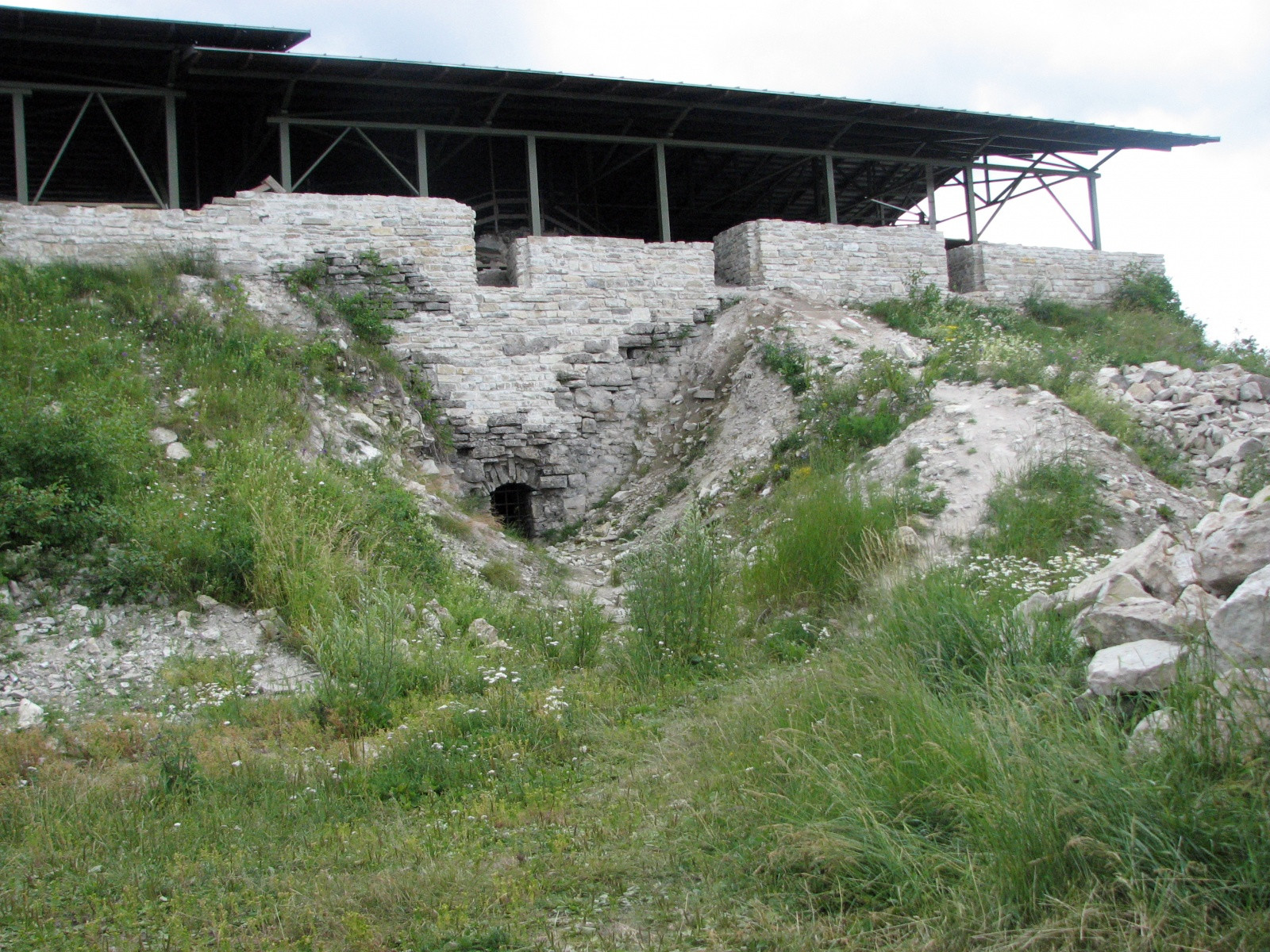 Руины замка Мааси (Maasilinn) – фотографии Эстонии