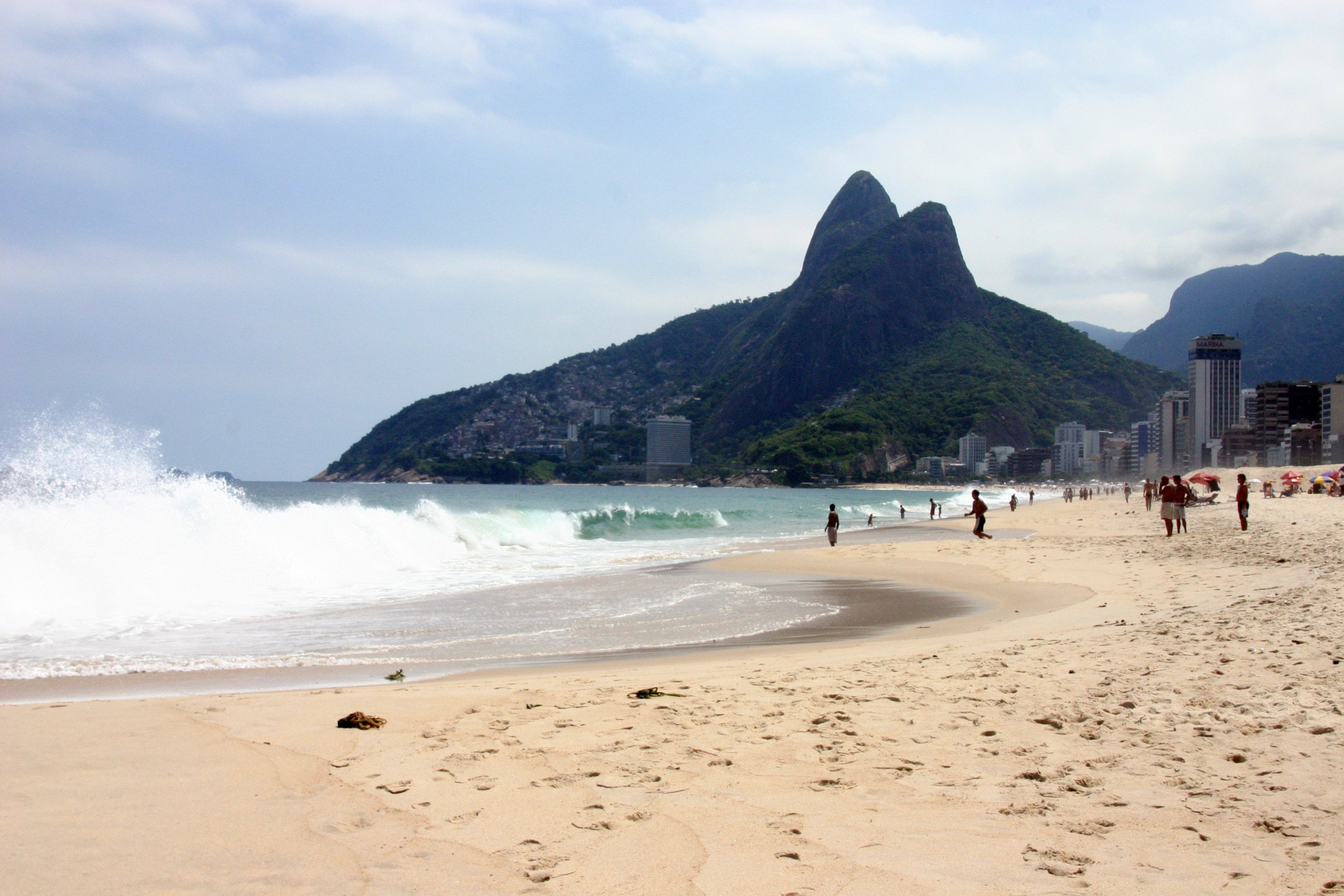 Пляж Леблон (вид на гору два брата) – фотографии Бразилии