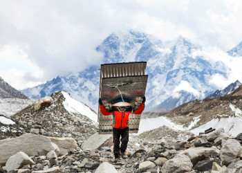 Шерп несёт лестницу, Эверест – фотографии Непала