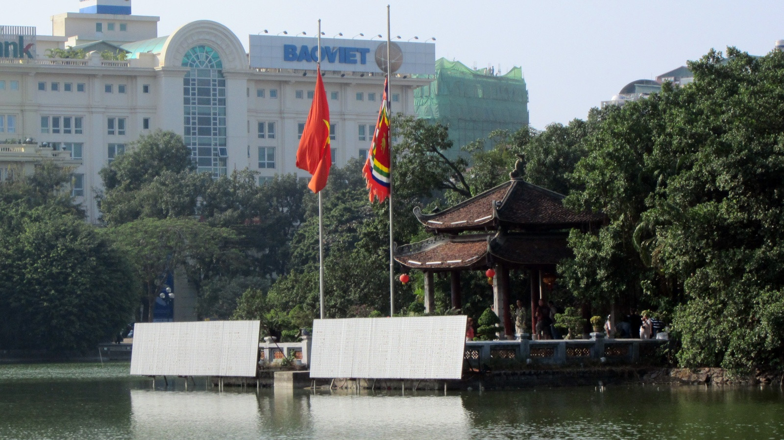 Пагода Нгокшон на озере Хоанкьем – фотографии Вьетнама