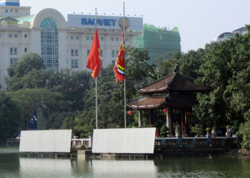 Пагода Нгокшон на озере Хоанкьем – фотографии Вьетнама