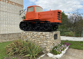 Трактор у Михайловского техникума им. А. Мерзлова – фотографии России