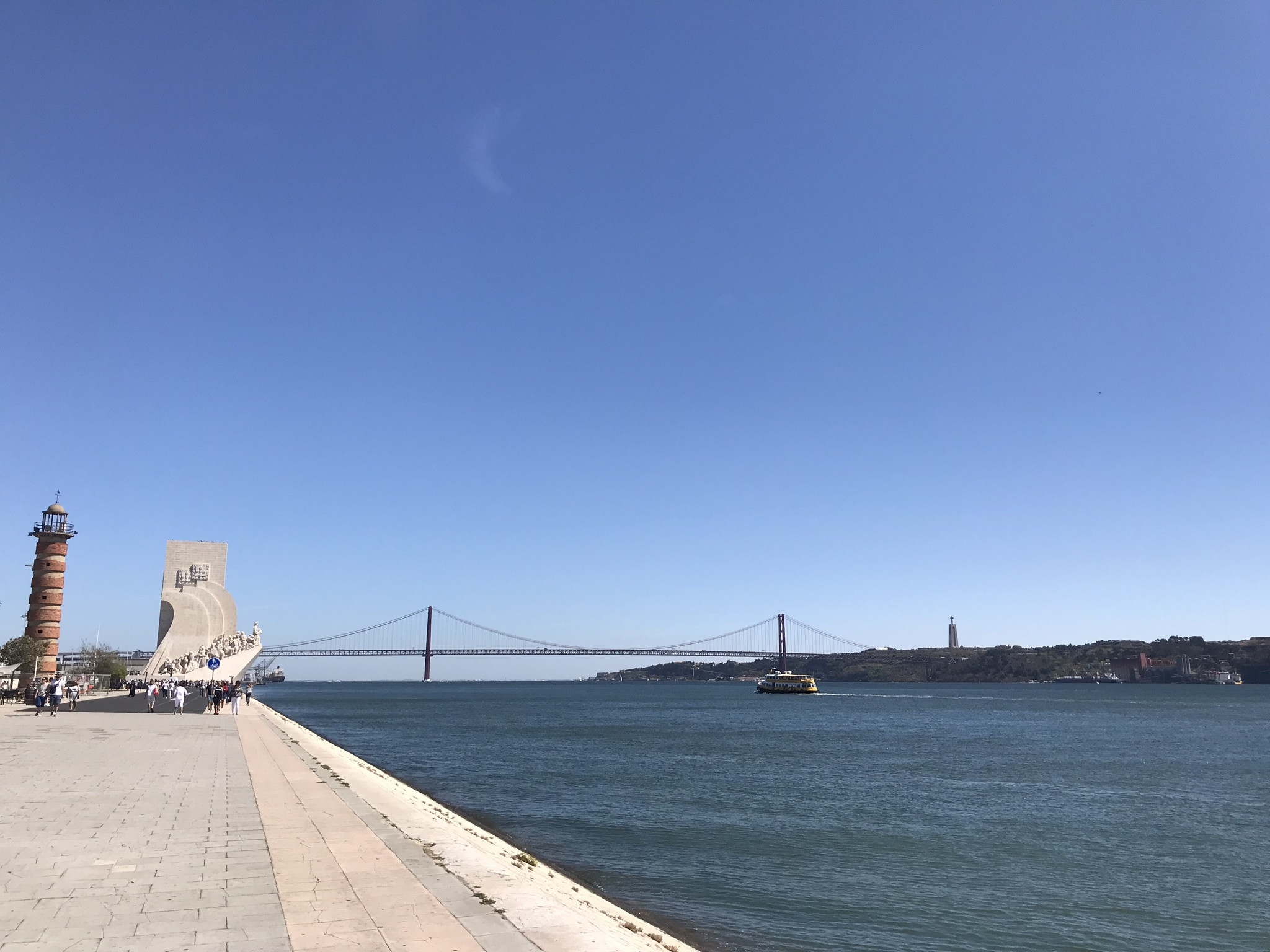 Набережная Белен, вид на Памятник первооткрывателям и Мост 25 апреля – фотографии Португалии