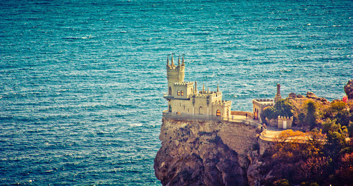 В 2011 году на скале Замка Ласточкино гнезда проводился чемпионат по акробатическим прыжкам в воду – фотографии России