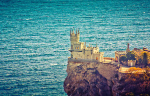 В 2011 году на скале Замка Ласточкино гнезда проводился чемпионат по акробатическим прыжкам в воду – фотографии России