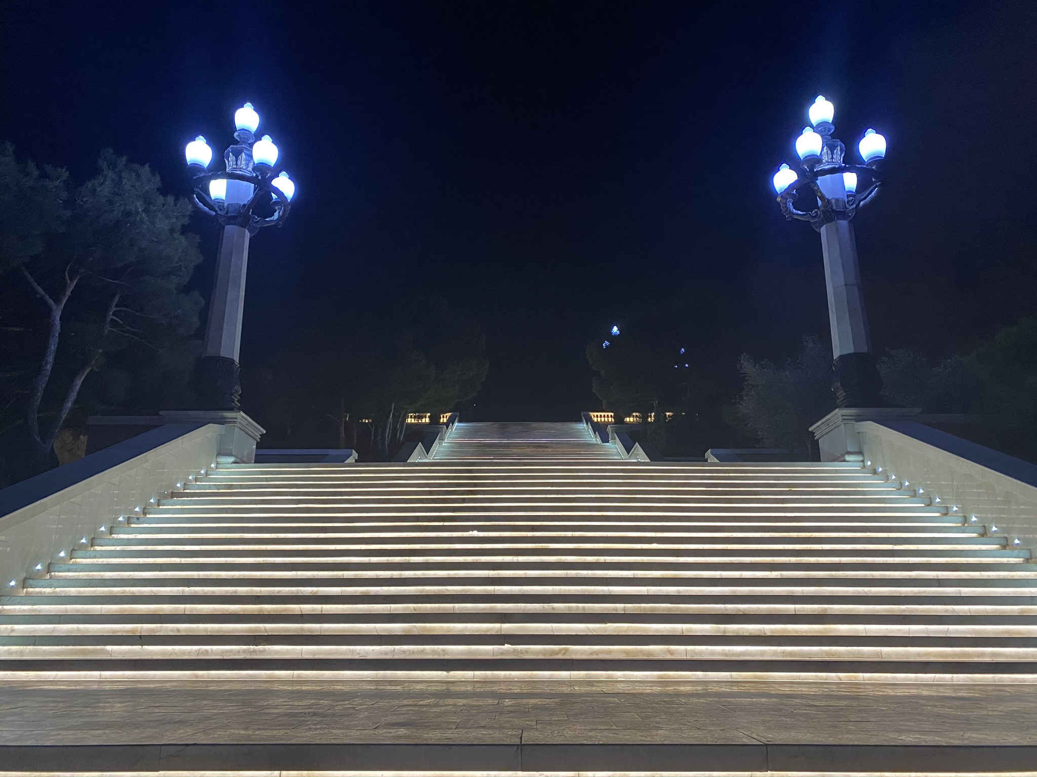 Лестница на смотровую площадку Баку в ночное время – фотографии Азербайджана